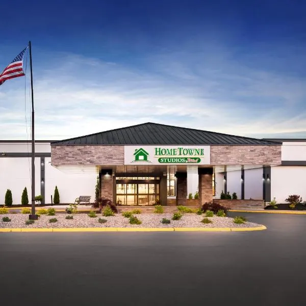 HomeTowne Studios by Red Roof & Conference Center Cortland, hotel in Cortland