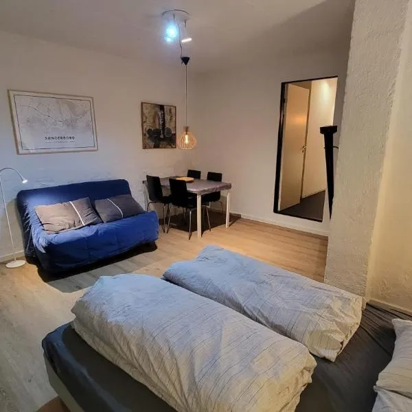 Central 1 room apartment 60m from the harbor, hotel em Sonderborg
