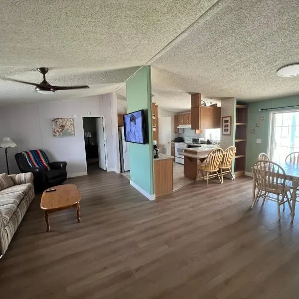 Death Valley PrairieFire 3bd 2ba Home w Kitchen, hotel in Pahrump