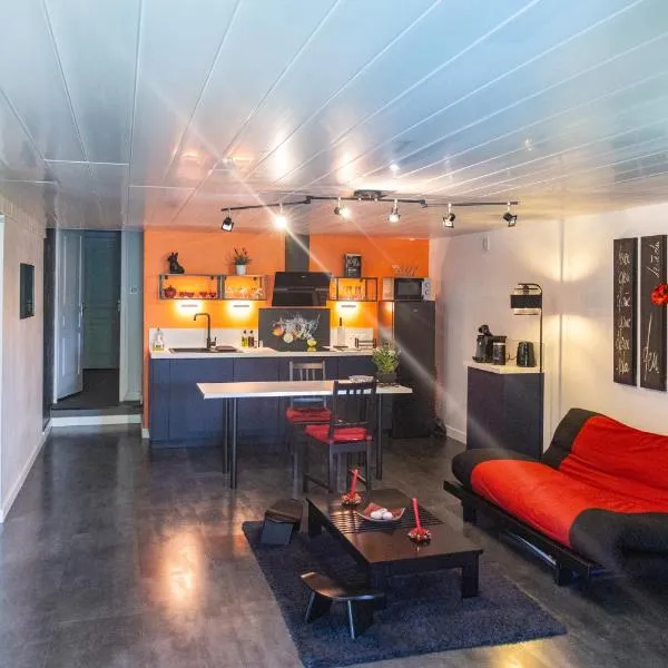 Comme dans un écrin - T2 de 50 m² avec jardin, terrasse et piscine, hotel in Vernaison