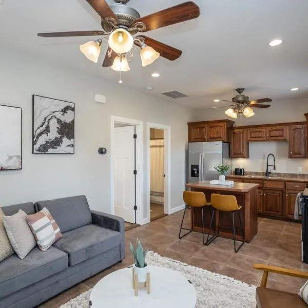 Tiny Home With Hot Tub Near Ft Leonard Wood!, hôtel à Waynesville