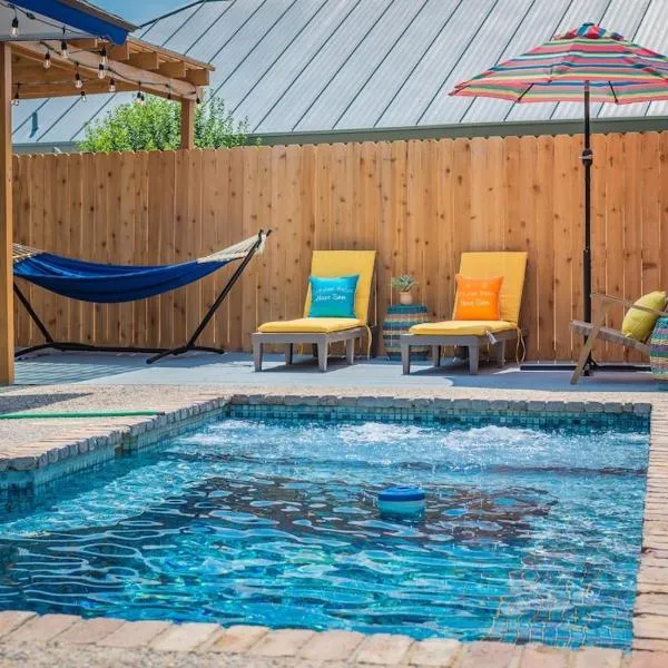 Fun 'n Sun Heated Pool & Gameroom By Fiesta Texas, hotel in San Antonio