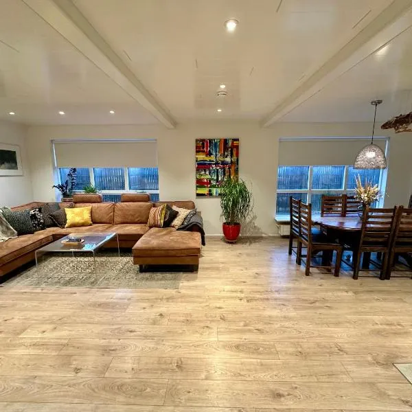 Luxurious House with hot & cold tub, hôtel à Reykjavik