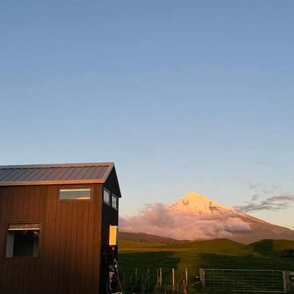 Sacred Ground by Tiny Away, hotel in Okato