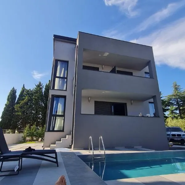 VAL22,VILLA 200 m from BEACH WITH POOL AND FITNESS, hotel v destinaci Funtana