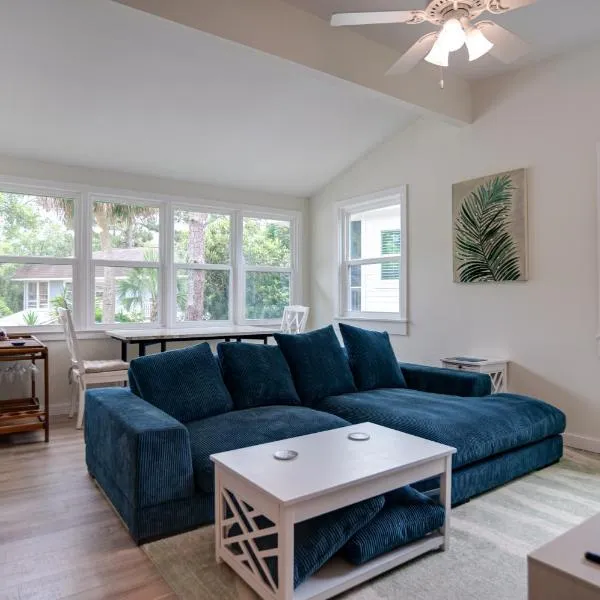 Newly Renovated Duplex, Upper Unit, 4th row from the beach, hotel in Hilton Head Island