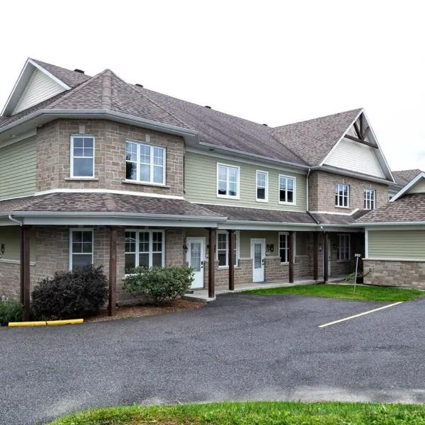 Le Champlain 101- Condo avec Piscine，位于布罗蒙的酒店