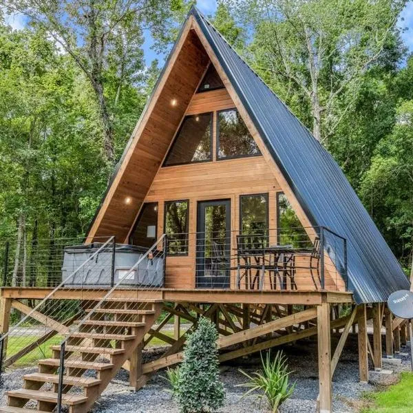 Modern A-Frame Cabin by Rip Van Winkle with Hot Tub, hotel v destinaci New Iberia