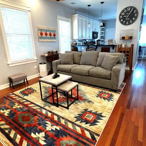Cozy Chicago Apartment next to the River，位于芝加哥的酒店