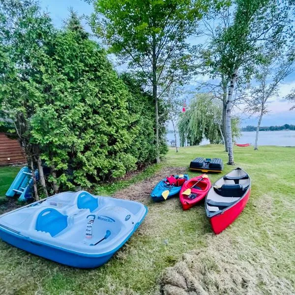 Charming Winter Cottage Retreat with Scenic Snow Views, hotel v destinaci Colborne