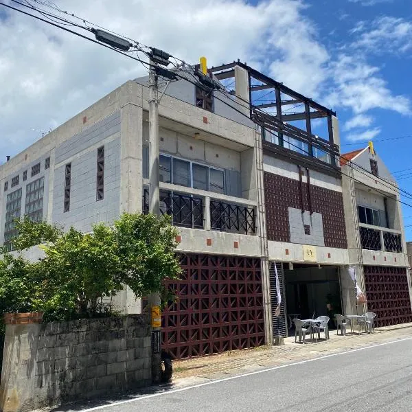 ゲストハウスUYokinawa, hotel in Uruma