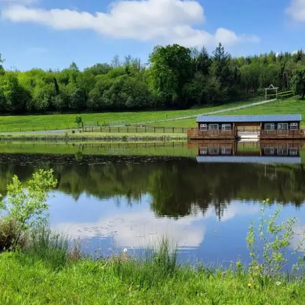 Waterfront Lodges - North Cabin、バリーナモアのホテル