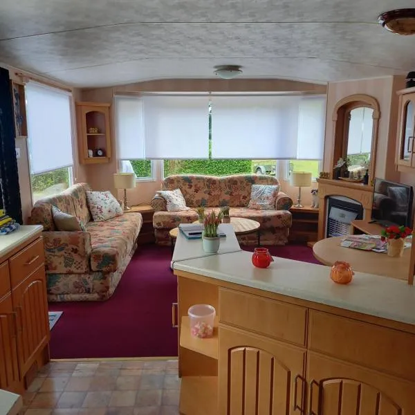 stacaravan nr16 is 5 persoons、Schoonlooのホテル