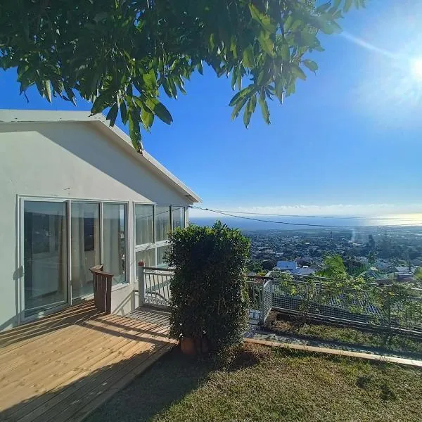 Kaze Bretagne - Évasion à Saint-Denis - Charmante Maison T3 avec Terrasse, Jardin et Vue Imprenable - Proche Aéroport, hotel in Saint-Denis