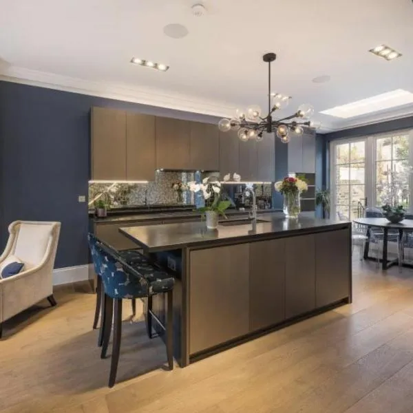 Luxury 4 Bedrooms 5 Baths 2 Receptions Family House with Garden Chelsea, hotel in London