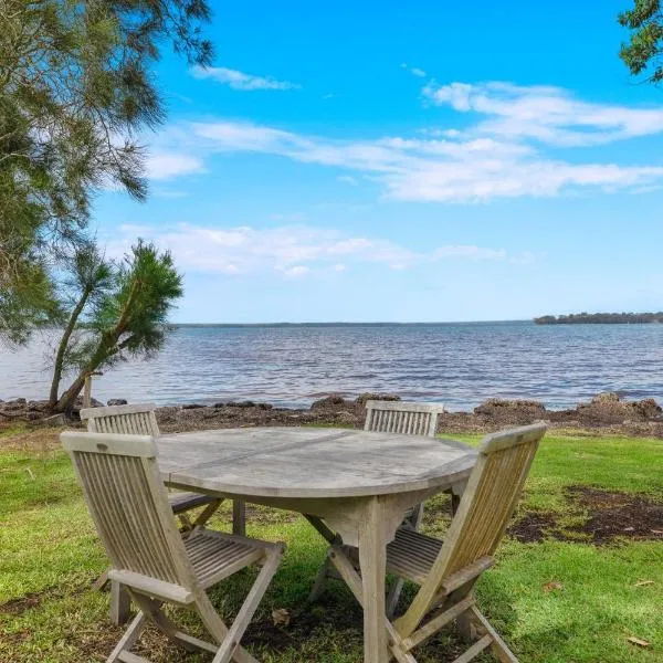 The Waterfront House - Pet Friendly - Absolute Waterfront, hotel v destinaci Erowal Bay