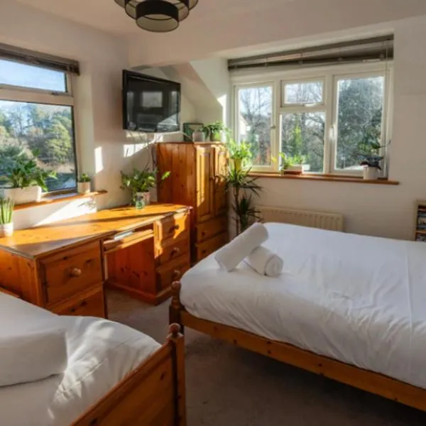 Quiet New Forest attic room den, hotel in Bransgore