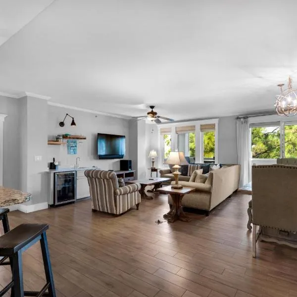 Cozy Bayside Retreat at Lasata , Stunning Panoramic Views ,Steps away from Baytowne Wharf, 3 Bedrooms 3 full baths !!, hotelli kohteessa Destin