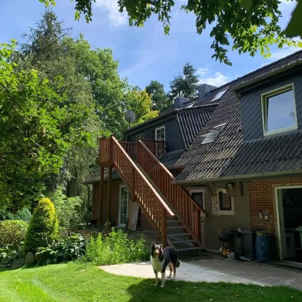 Ferienwohnung auf einem Resthof zentral gelegen mit viel Natur und Tieren, hotel en Rendswühren