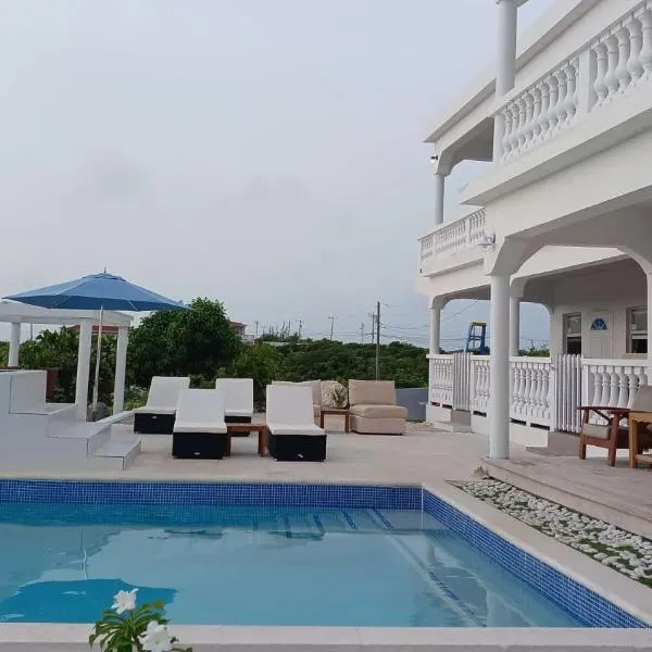 New condo with sea view unit 2, hotel v destinaci Wheeland Settlement