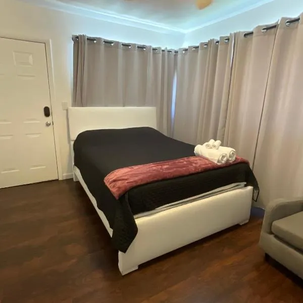Private Studio Near Guitar Casino & Stadium, hotel in Carver Ranches