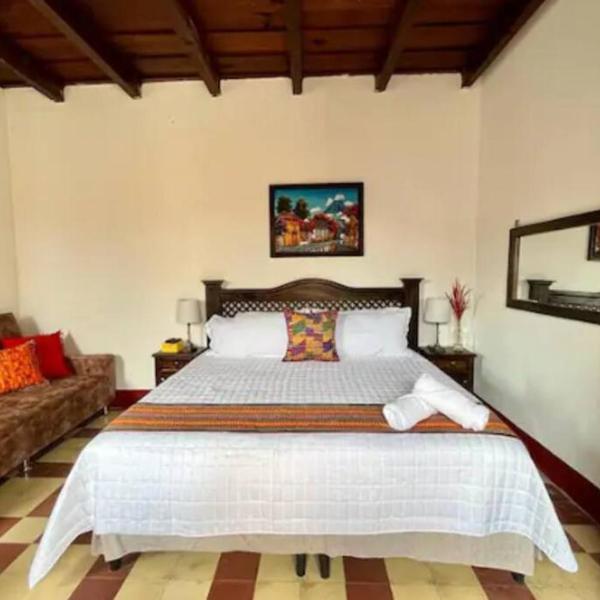 T3 Nice apartment just 3 blocks from the Park, Antigua Guatemala