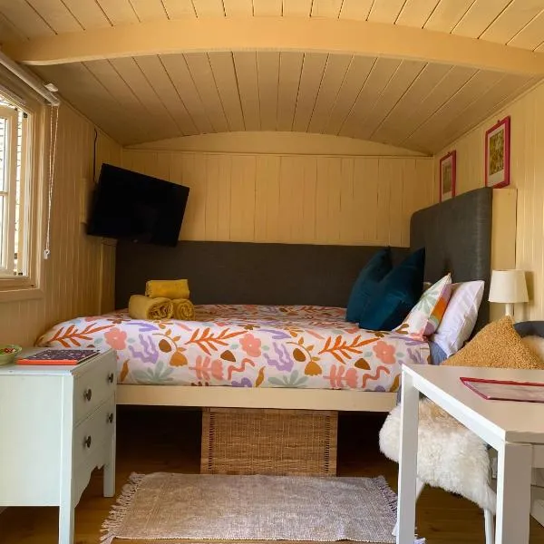 The Hut at Bay Tree Farm, Nympsfield, hotel in Nympsfield