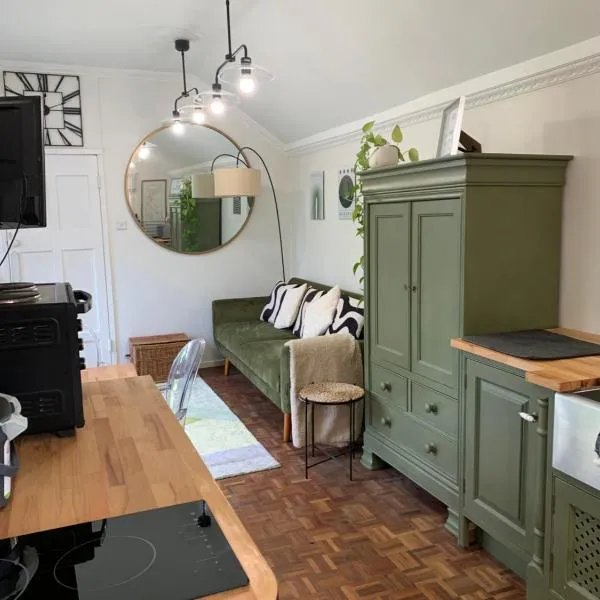 1 mile from Harry Potter Tour Self Contained Flat One bedroom plus new sofa bed in lounge, hôtel à Abbots Langley