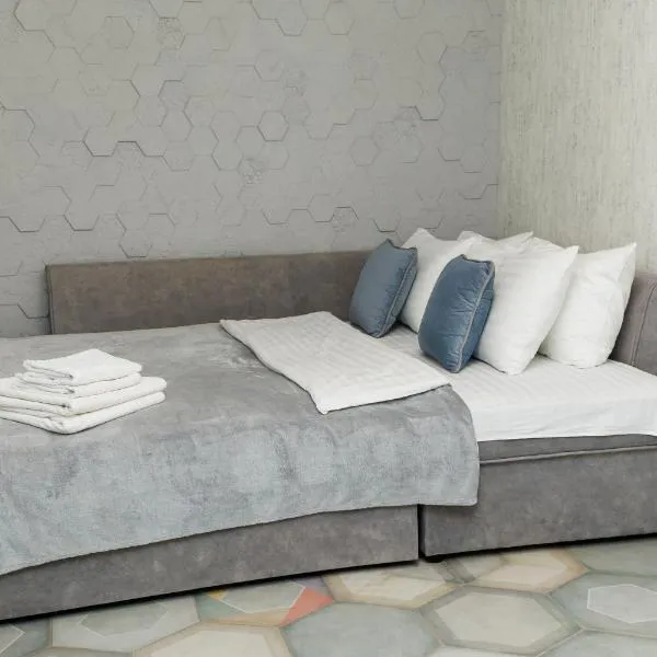 2 кімнатні квартири на Каштановій Алеї. Мережа AlexApartments. Безконтатне заселення 24/7, hotel in Poltava