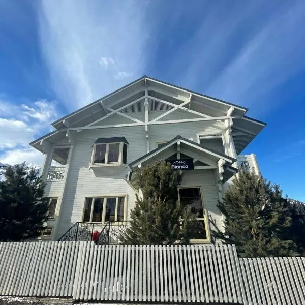 Nero Bianca Chalet – hotel w mieście Besqaynar
