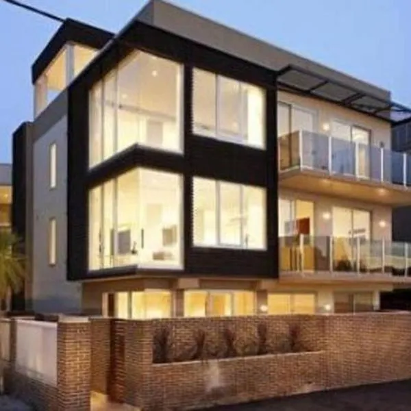 2 Bed 3 Bath Right on the Beach WOW Great Value, hotel en Melbourne