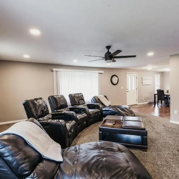 Indoor Hot-Tub! Spacious & Updated MQT Township Home!, hotel in Marquette