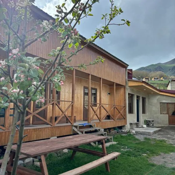 Family Hostel Nika, hotel in Stepantsminda