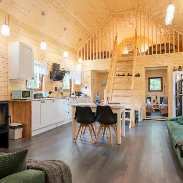 Domek Pan Modrzew - Slow - Hamaki - Chill - ogrodzony teren Pet Friendly、Zachełmieのホテル