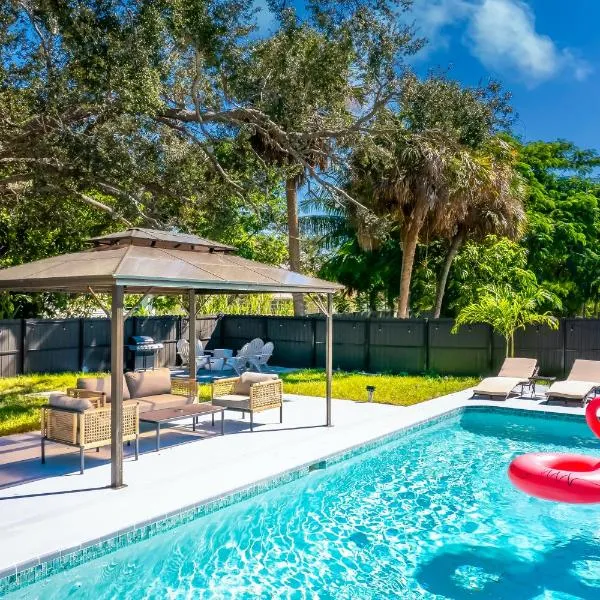 When in Naples! Heated Pool, Villa-Attached to one more Villa, 3miles to the beach, хотел в Нейпълс