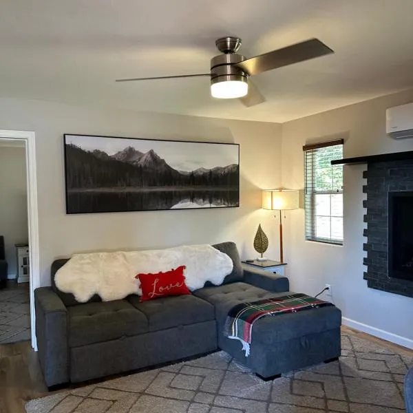 YoBee! Welcome Breakfast and Park Reservations Included! Heart of Yosemite - Homey Studios and Apartments - AC-WiFi-EV، فندق في يوسميتي ويست