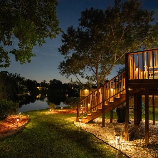 Savannah Lakefront Retreat near Tybee Beach with King Bed and Free Parking, hotel v destinaci Savannah