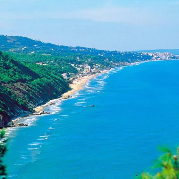 Happy Camp mobile homes in Camping Villaggio Internazionale, ξενοδοχείο σε San Menaio