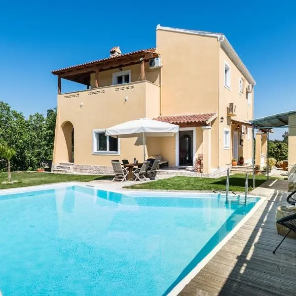 Villa Anastasia with Private Pool & Outdoor Spa Tub, hotel v destinaci Ágios Ioánnis