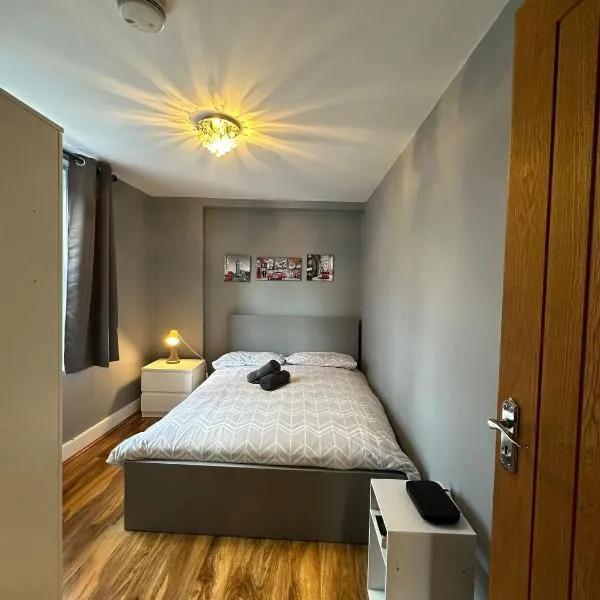 Lovely 2 Bedrooms apartment, hotel in London