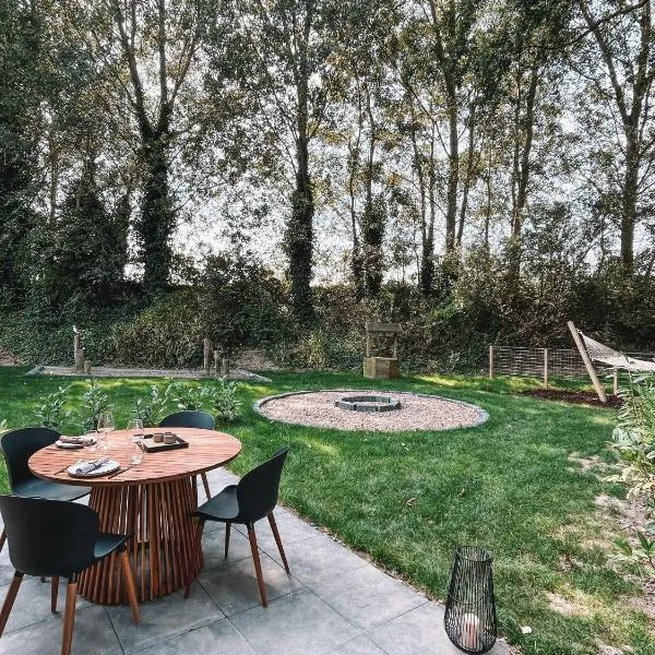 Modern Tiny House Sari in Zeeland near the sea, hotel v destinaci heinkenszand