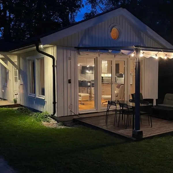 Modernt gästhus med två sovrum och sovmöjlighet för upp till fem personer, hotel v destinaci Ekerö