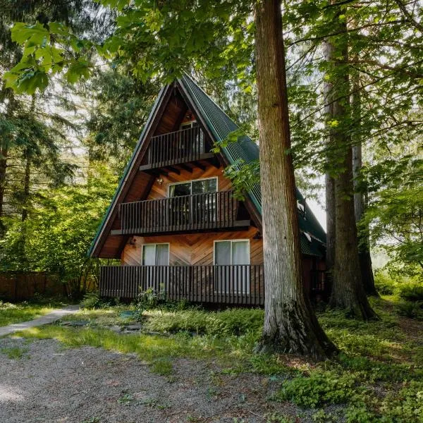 Spacious North Cascades Riverside A-Frame with Mt Baker Views - Dog-Friendly, ξενοδοχείο σε Concrete