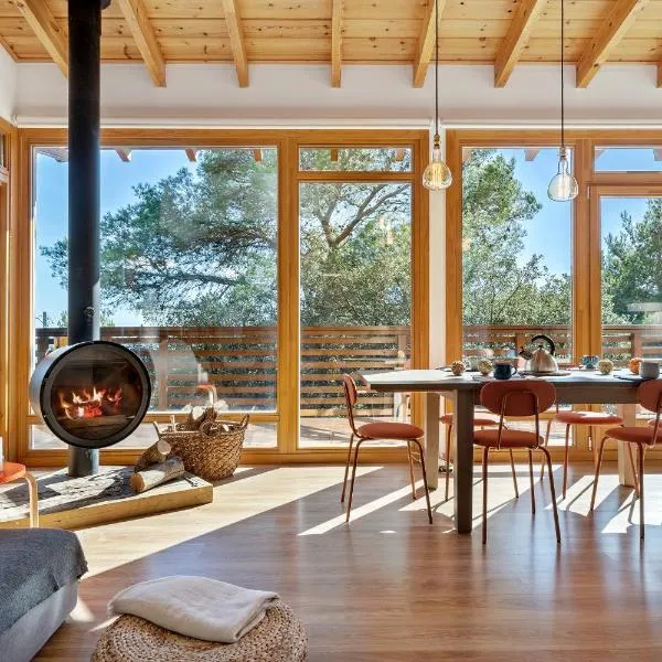 Casa nórdica en el bosque con vistas al mar, hotel i Mont-ral