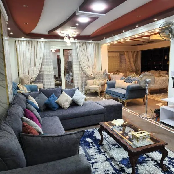 شقة فاخرة وفيو خرافى فى maadi, hotel in Cairo