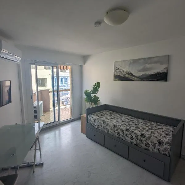 Vue dégagée, emplacement idéal, climatisé, hotel in Menton