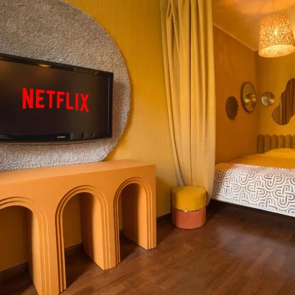 Midcentury modern, quiet, 40m studio with bath, hotel in Rīga