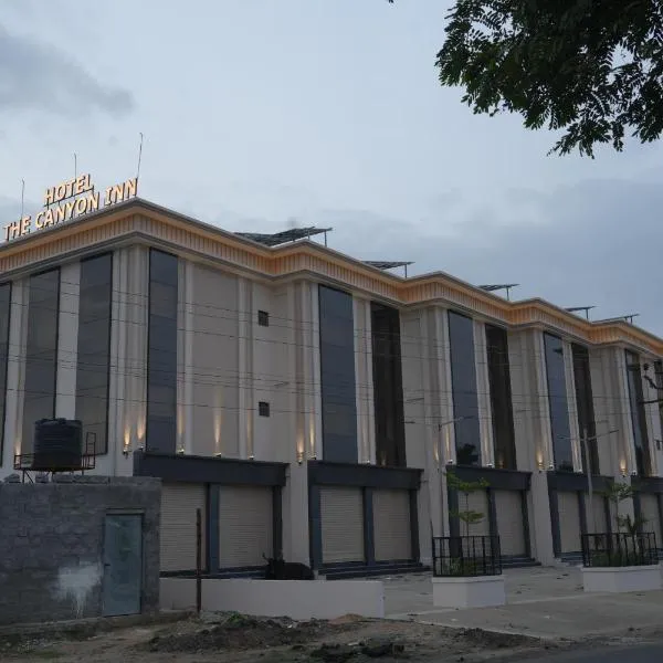 StayGuru The Canyon Inn, ξενοδοχείο σε Bhuj