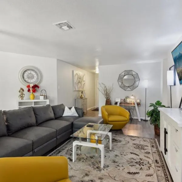 Modern Rental Near Medical Center, Six Flags, UTSA, La Cantera, Lackland AFB, hotel in San Antonio