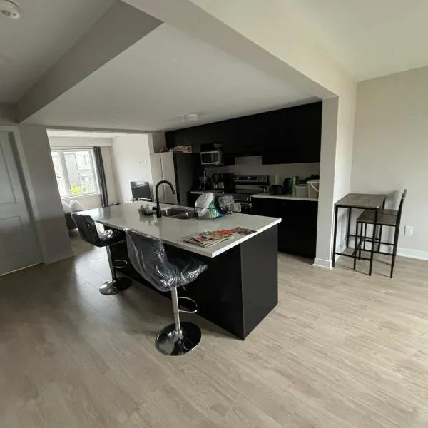 Cozy modern home in a family friendly neighborhood, Hotel in Ottawa